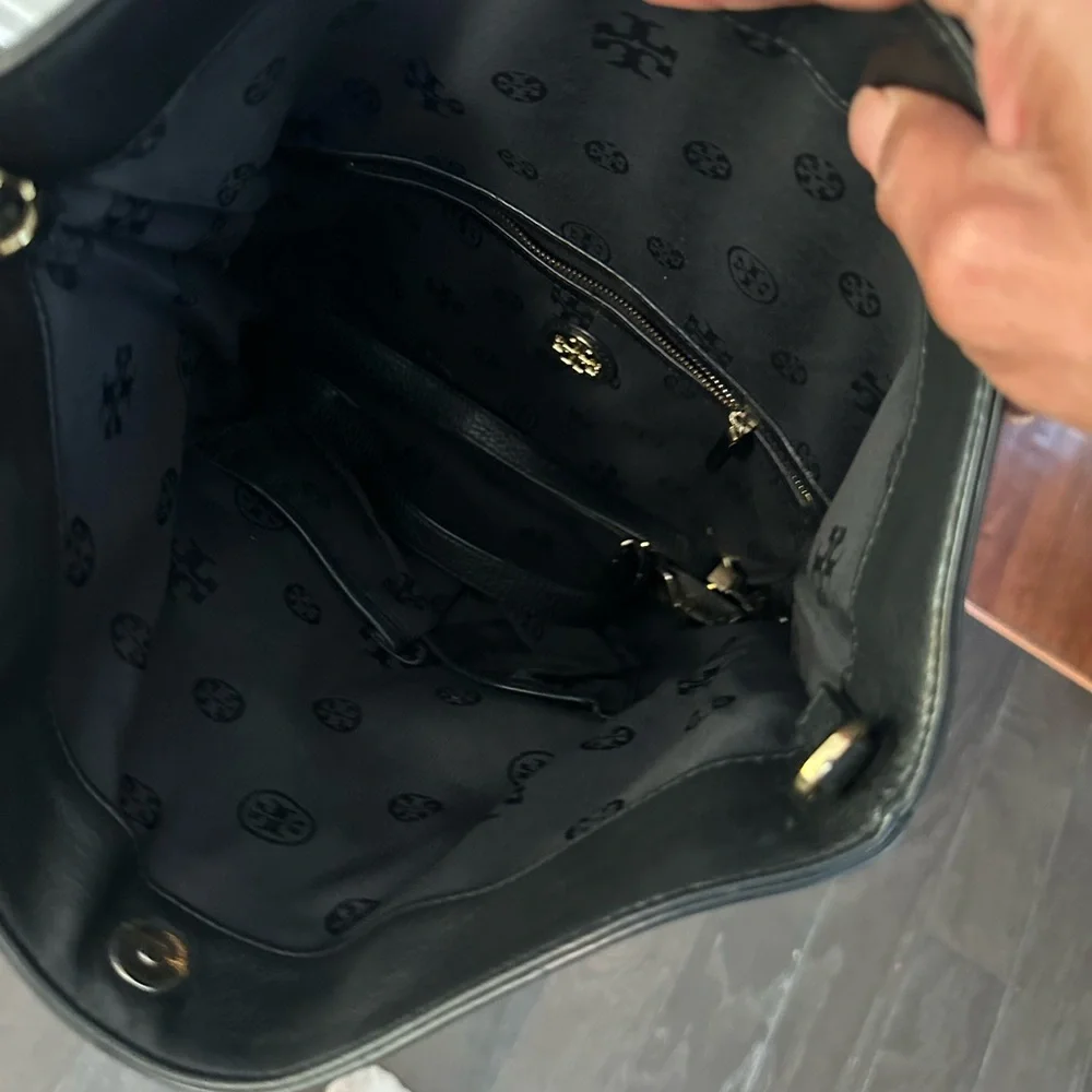 Tory Burch Black Messenger Bag with Embossed Logo - Picture 4 of 8